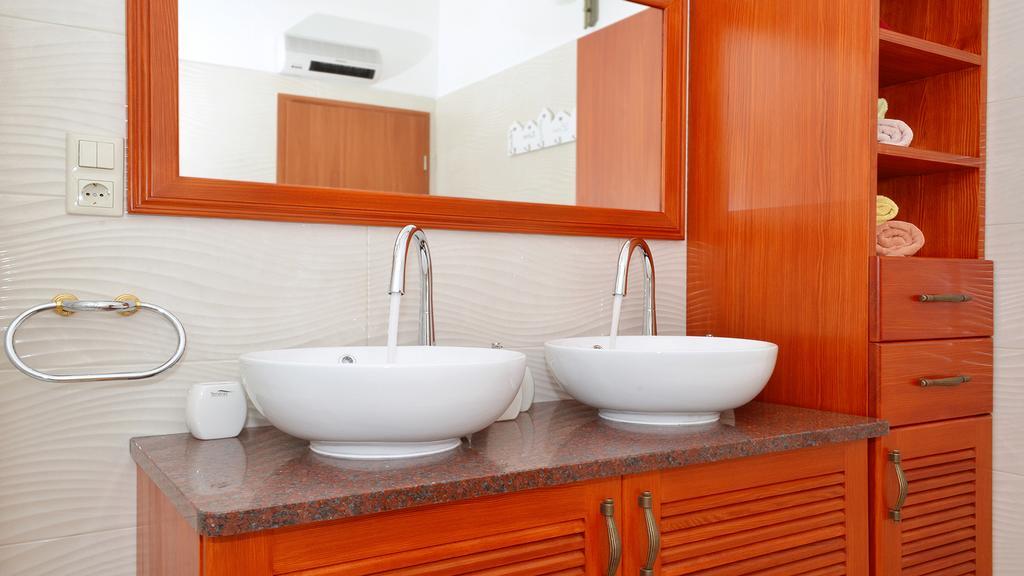 Gem Of The Sea Luxury Beach Apartment With Brand New Heating Infinity Pool Трогир Екстериор снимка