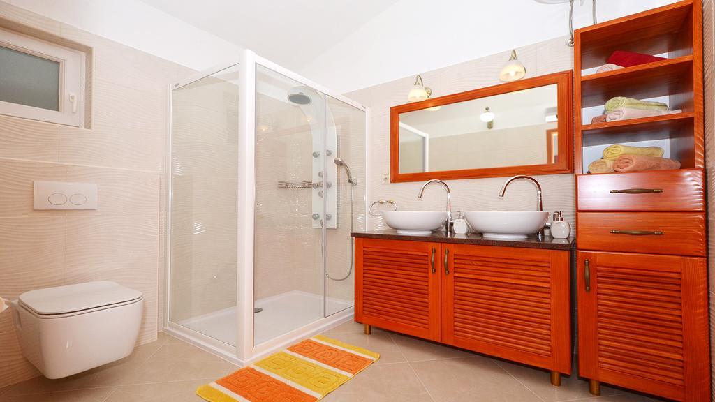 Gem Of The Sea Luxury Beach Apartment With Brand New Heating Infinity Pool Трогир Екстериор снимка