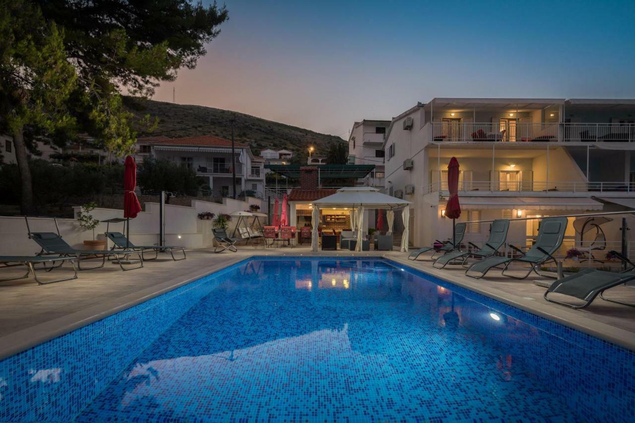 Gem Of The Sea Luxury Beach Apartment With Brand New Heating Infinity Pool Трогир Екстериор снимка