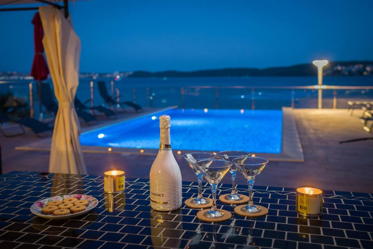 Gem Of The Sea Luxury Beach Apartment With Brand New Heating Infinity Pool Трогир Екстериор снимка