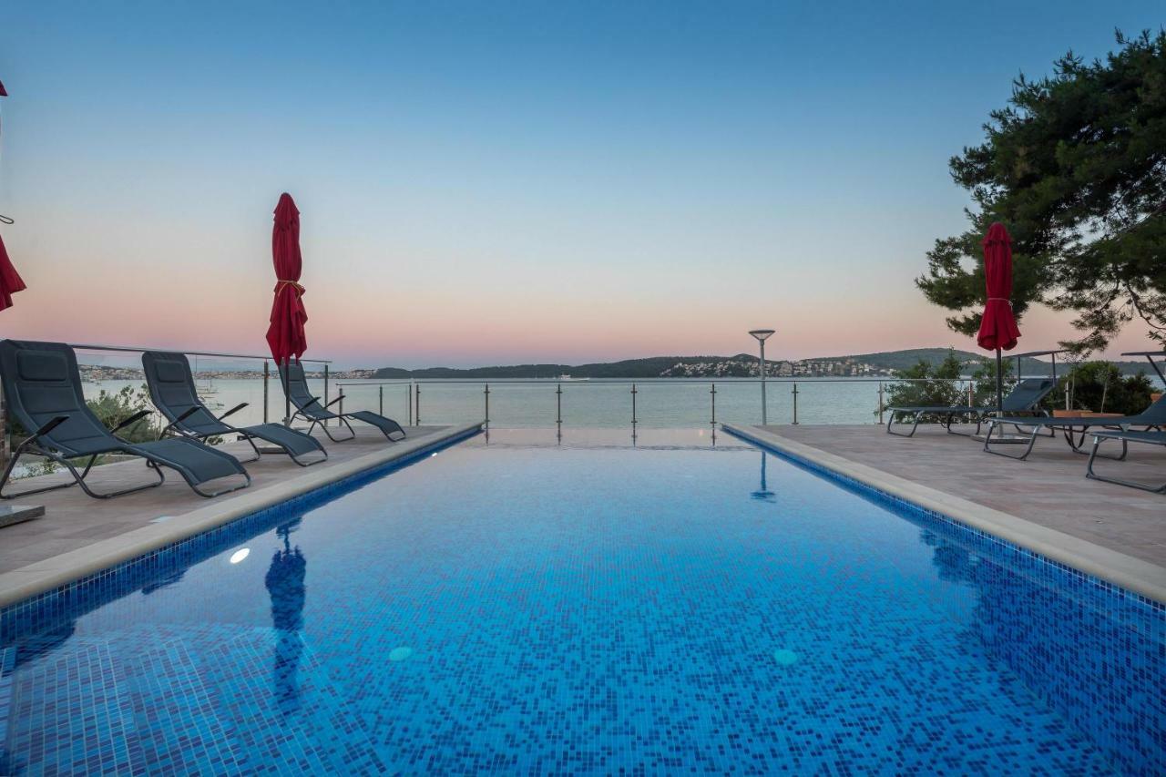 Gem Of The Sea Luxury Beach Apartment With Brand New Heating Infinity Pool Трогир Екстериор снимка