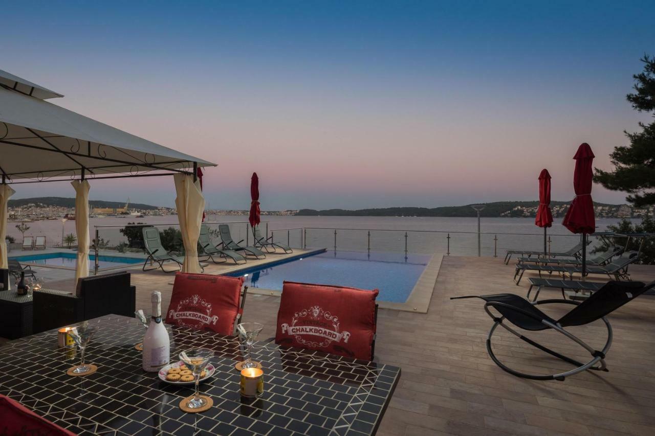 Gem Of The Sea Luxury Beach Apartment With Brand New Heating Infinity Pool Трогир Екстериор снимка