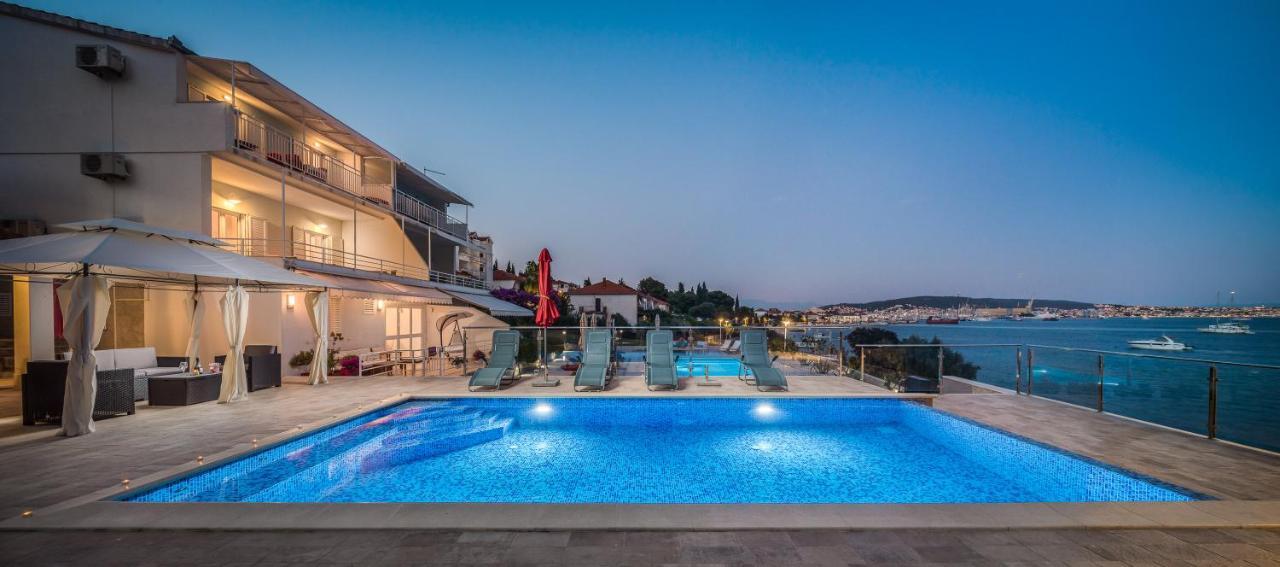 Gem Of The Sea Luxury Beach Apartment With Brand New Heating Infinity Pool Трогир Екстериор снимка